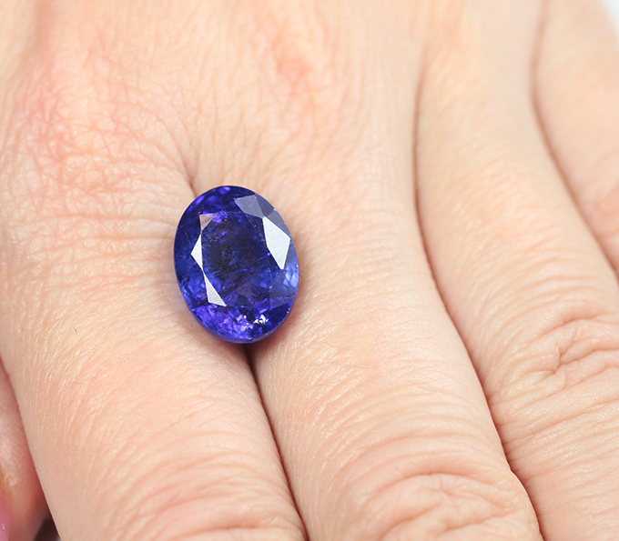 Крупный насыщенный танзанит 10,57 карата
