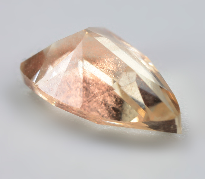 Орегонский солнечный камень авторской огранки 1,75 карата! Эффект Шиллера