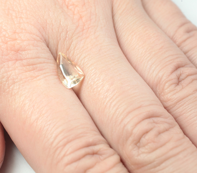 Орегонский солнечный камень авторской огранки 1,75 карата! Эффект Шиллера