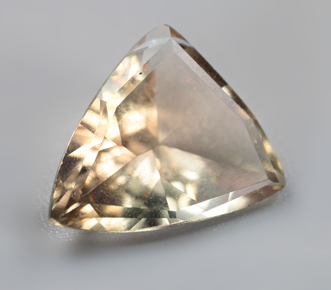 Орегонский солнечный камень авторской огранки 1,69 карата! Эффект Шиллера