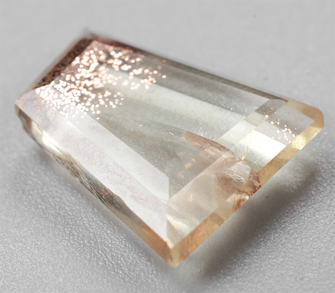 Орегонский солнечный камень авторской огранки 3,98 карата! Эффект Шиллера