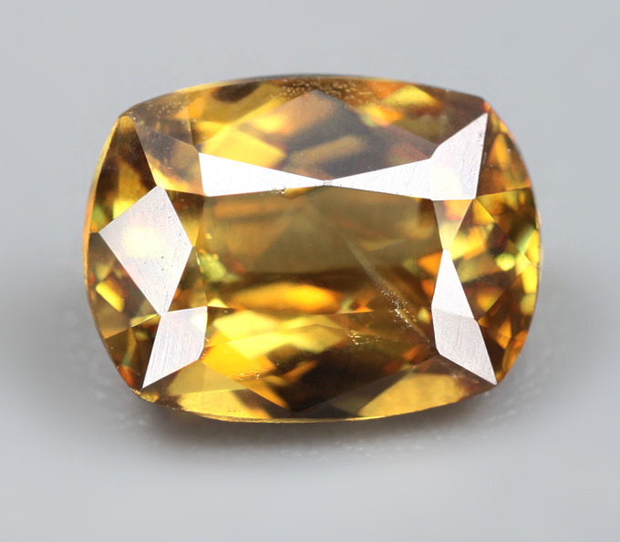 Зеленовато-желтый сфен 1,05 карата