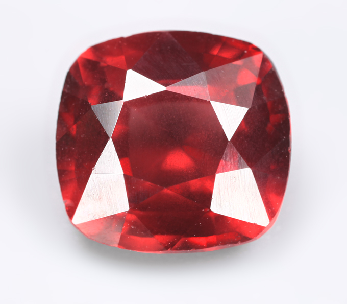 Яркий пироп гранат высокой чистоты 3,29 карата