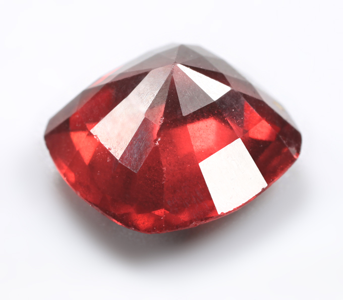 Яркий пироп гранат высокой чистоты 3,29 карата