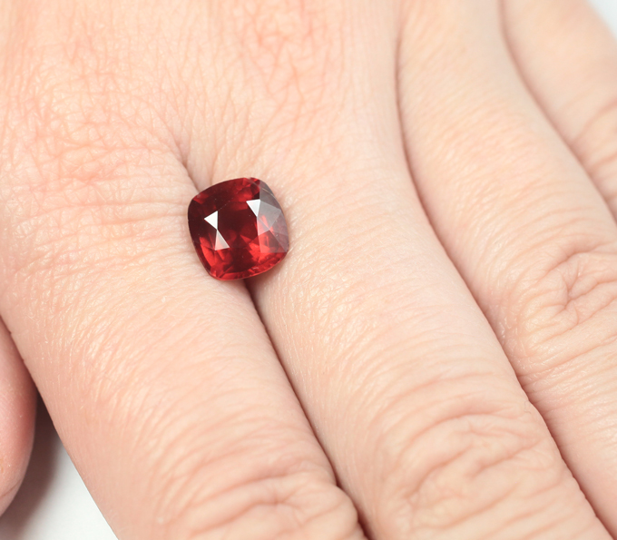 Яркий пироп гранат высокой чистоты 3,29 карата