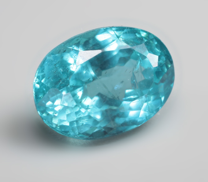 «Неоновый» апатит 1,4 карата