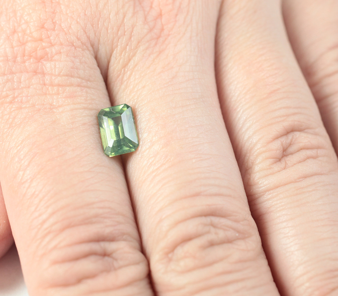 Редкий зеленый циркон 2,64 карата