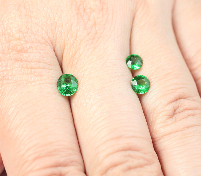 Набор из 3 «неоновых» цаворитов 1,95 карата