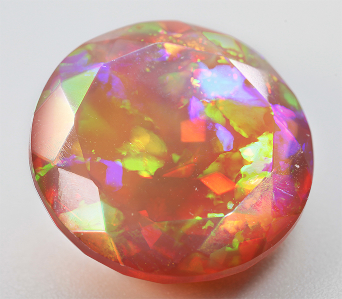 Крупный ограненный эфиопский опал 5,27 карата