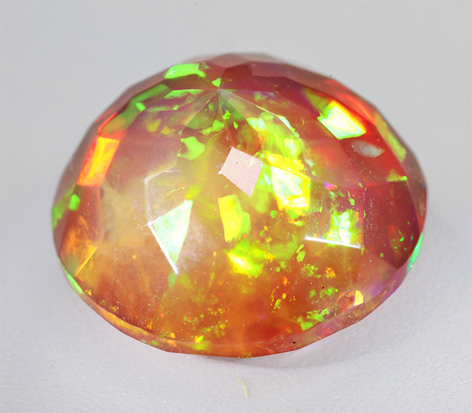 Крупный ограненный эфиопский опал 5,27 карата