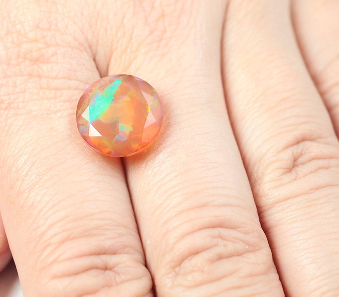 Крупный ограненный эфиопский опал 5,27 карата