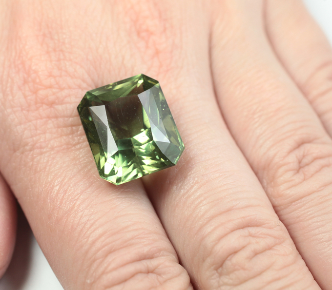 Крупный! Неоново-зеленый апатит 25,08 карата