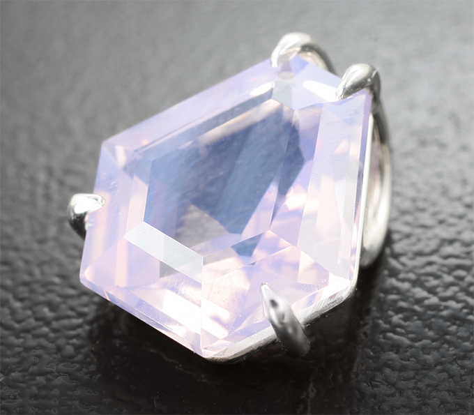 Кулон с чистейшим лавандовым аметистом авторской огранки 4,88 карата