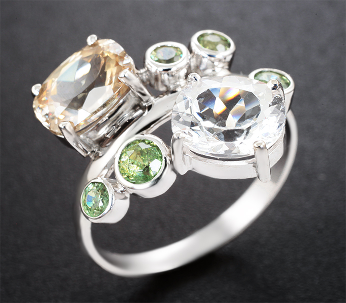 Золото Кольцо с редким данбуритом 1,59 карата, чистейшими цирконами «шампань» и демантоидами гранатами