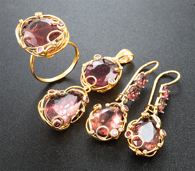 Золото Комплект с турмалинами 30,87 карата, сапфирами и бриллиантами