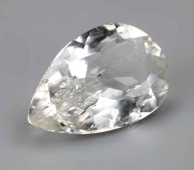 Бесцветный скаполит со сменой цвета 0,87 карата