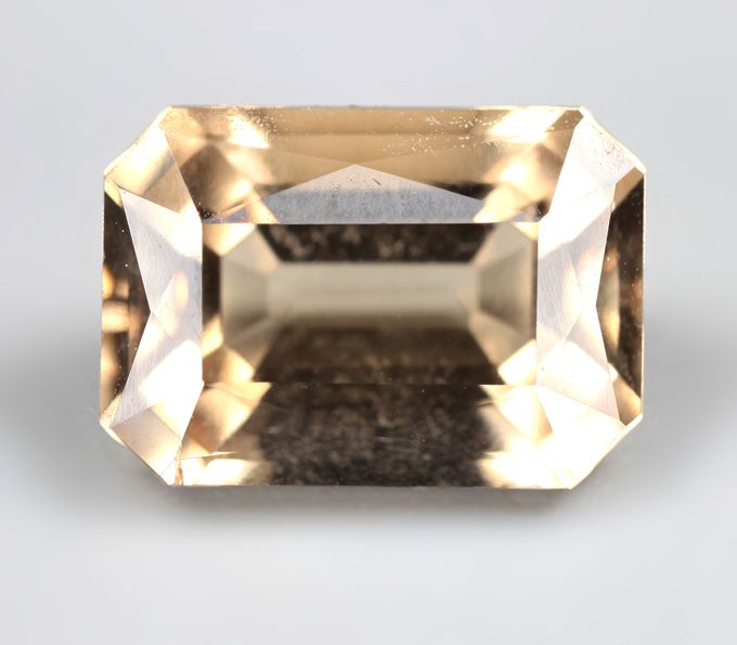 Желтый скаполит со сменой цвета 2,46 карата