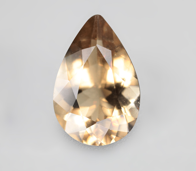 Желтый скаполит со сменой цвета 2,88 карата