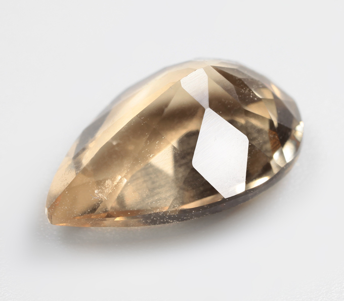 Желтый скаполит со сменой цвета 2,88 карата