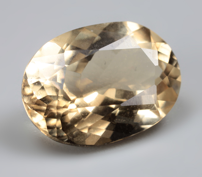 Желтый скаполит со сменой цвета 3,06 карата