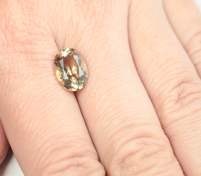 Желтый скаполит со сменой цвета 3,06 карата