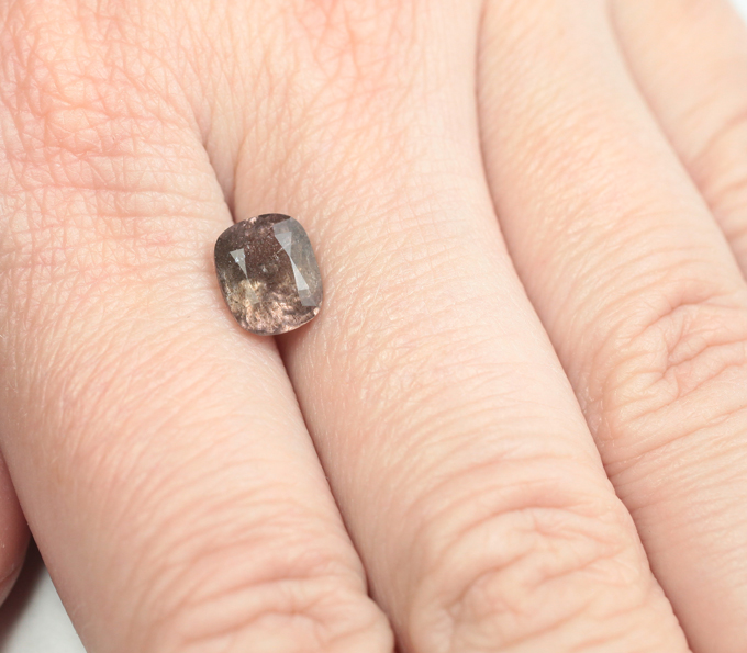 Розовато-пурпурный скаполит со сменой цвета 1,94 карата