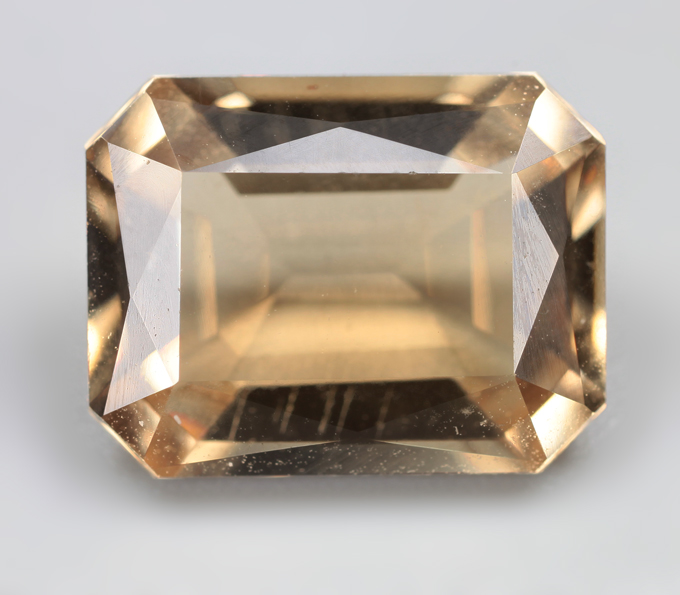 Желтый скаполит со сменой цвета 3,66 карата