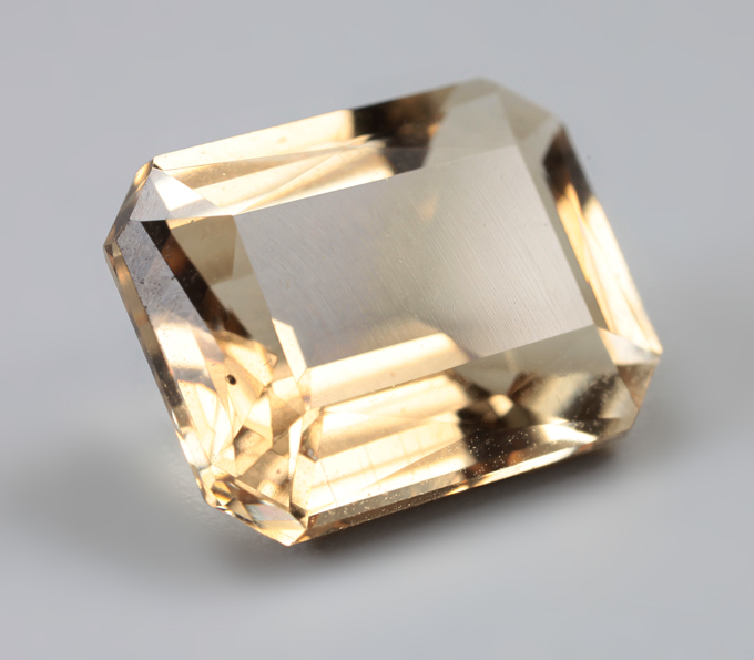 Желтый скаполит со сменой цвета 3,66 карата