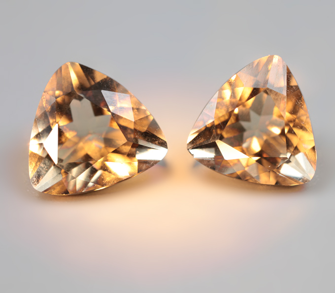 Пара желтых скаполитов со сменой цвета 4,12 карата