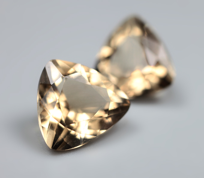 Пара желтых скаполитов со сменой цвета 4,12 карата