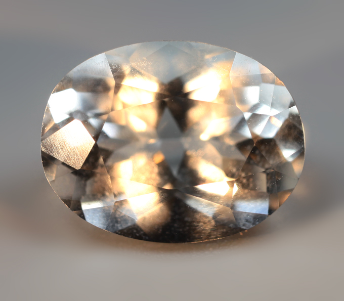 Бесцветный скаполит со сменой цвета 2,91 карата