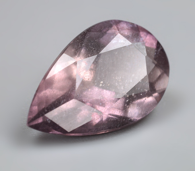 Пурпурный скаполит со сменой цвета 2,5 карата