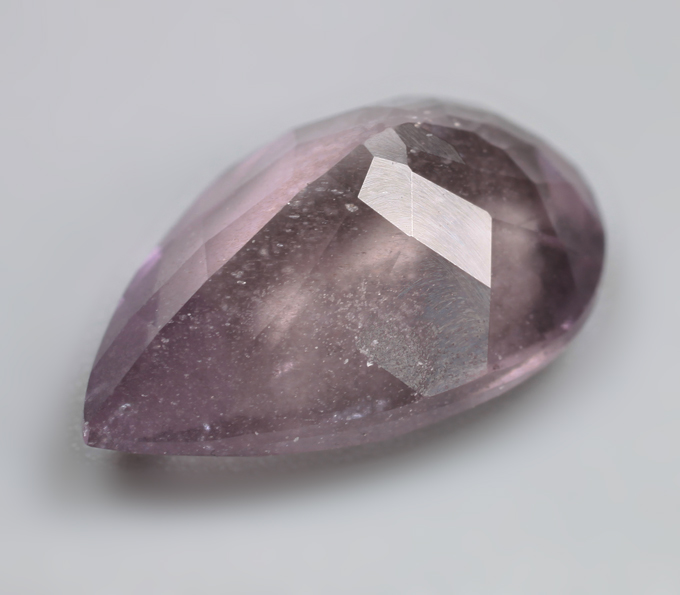 Пурпурный скаполит со сменой цвета 2,5 карата