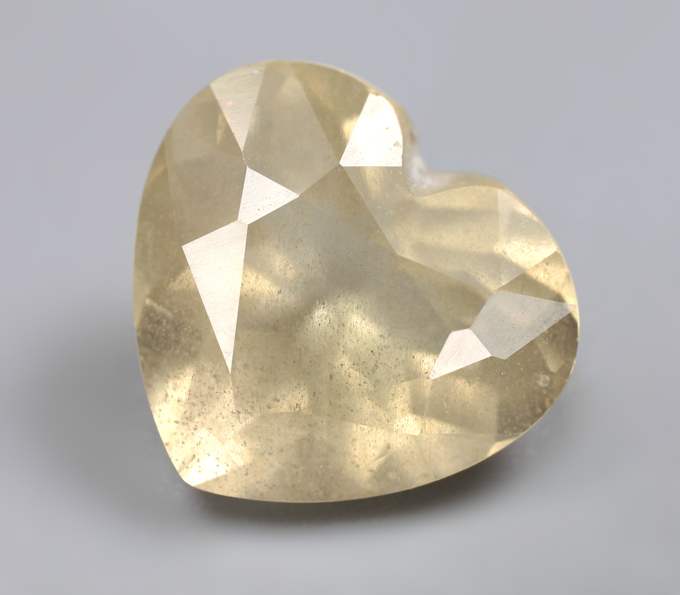 Желтый скаполит редкой огранки 3,85 карата