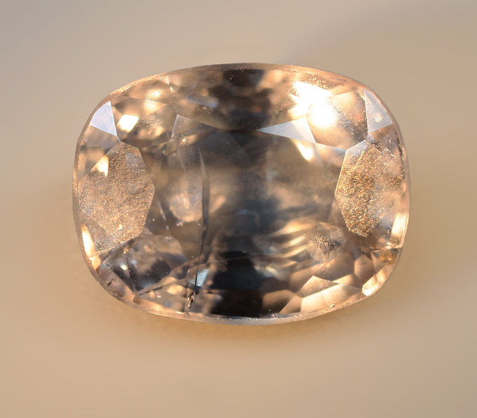 Платиновая шпинель со сменой цвета 1,5 карата