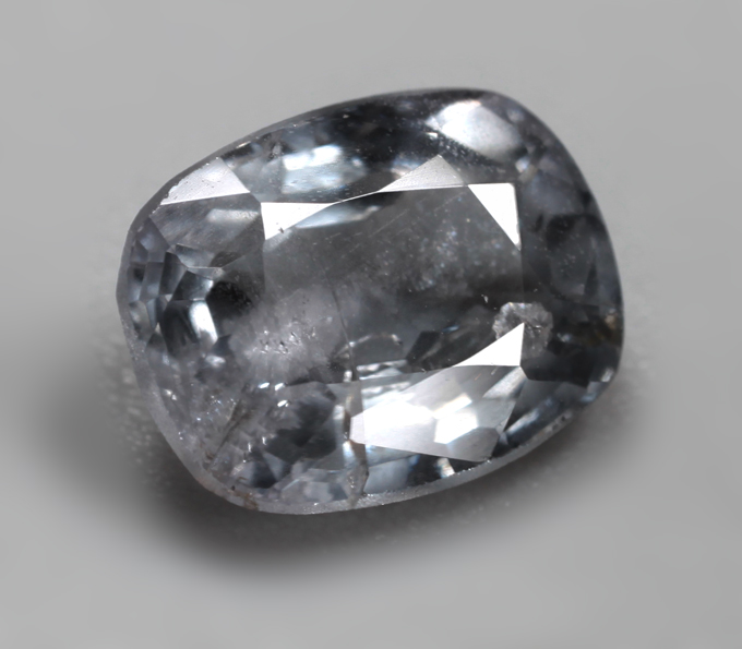 Платиновая шпинель со сменой цвета 1,5 карата