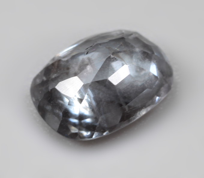 Платиновая шпинель со сменой цвета 1,5 карата