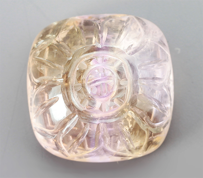 Крупный резной аметрин 26,1 карата