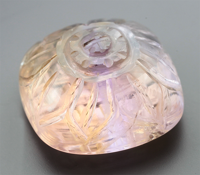 Крупный резной аметрин 26,1 карата