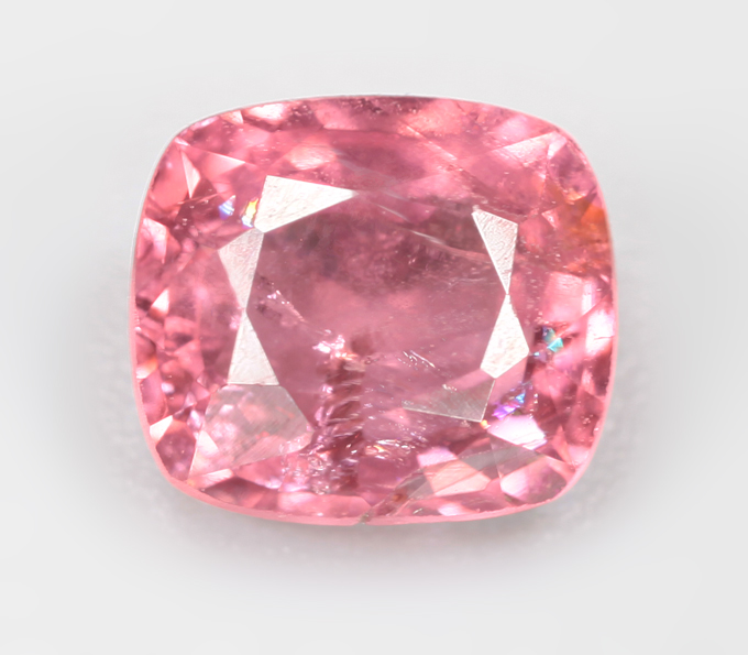 Красновато-оранжевая шпинель 0,87 карата