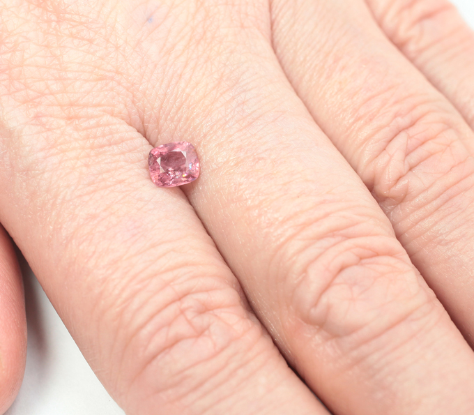 Красновато-оранжевая шпинель 0,87 карата