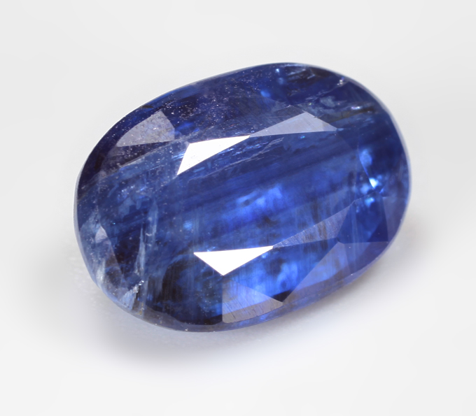 Крупный васильковый кианит 6,03 карата