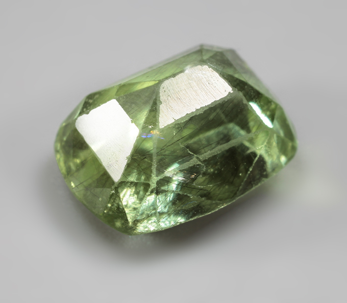 Перидот с включением рутила 5,08 карата