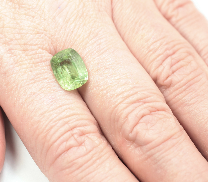 Перидот с включением рутила 5,08 карата