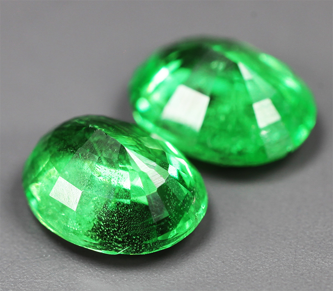 Редкая пара неоново-зеленых цаворитов 2,52 карата
