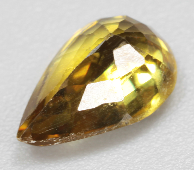 Зеленовато-желтый сфен 1,08 карата