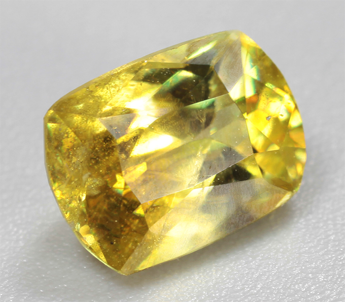 Зеленовато-желтый сфен 1,09 карата