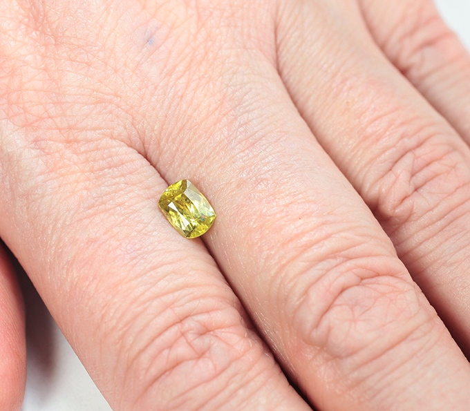 Зеленовато-желтый сфен 1,09 карата