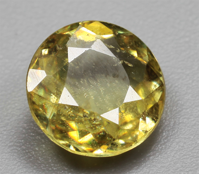 Зеленовато-желтый сфен высокой дисперсии 1,12 карата