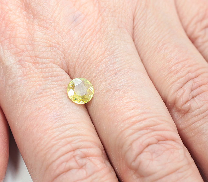 Зеленовато-желтый сфен высокой дисперсии 1,12 карата